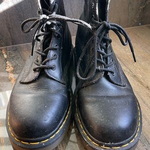 Like New!! Dr. Martens, 1460 Original Smooth Leather 8-Eye Boot